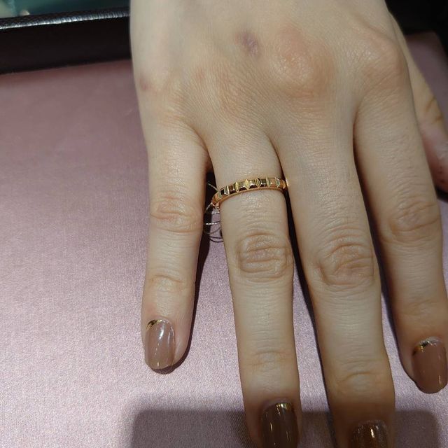 【ブシュロン(BOUCHERON)の口コミ】 カッティングのおかげでゴールドの色でもキラキラ輝き、シンプルながら存…