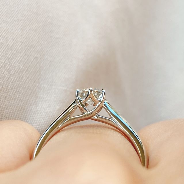 【銀座ダイヤモンドシライシの口コミ】 王道にシンプルな婚約指輪が理想だったので、1石のデザインから決めさせて…