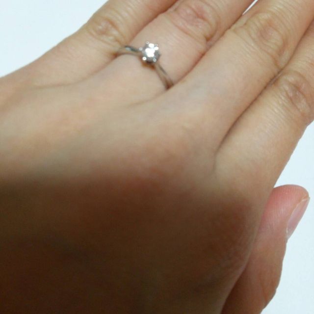 【Dolfani(ドルファーニ )の口コミ】 ひと粒ダイヤの婚約指輪に、昔から憧れが強く、それ以外考えられませんで…
