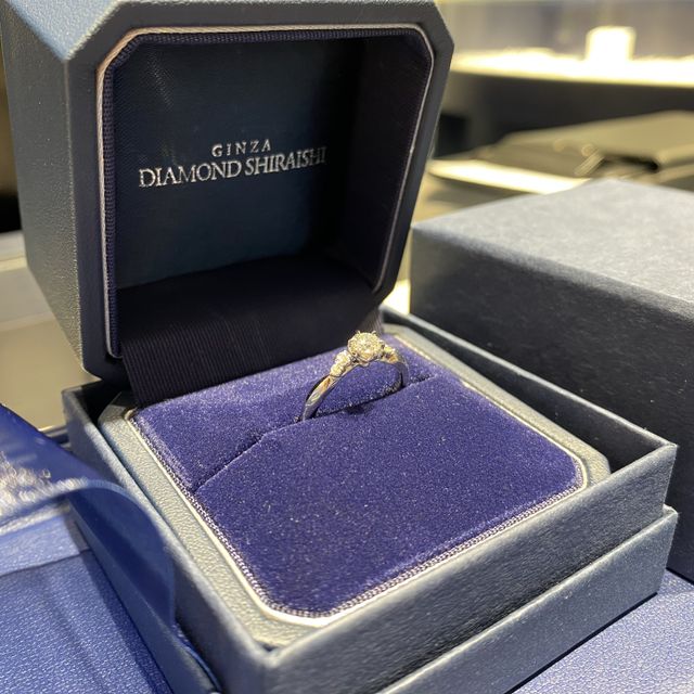 【銀座ダイヤモンドシライシの口コミ】 彼女の誕生日の3月3日である。
0.303ctのダイヤモンドが偶然あり、運命だ…