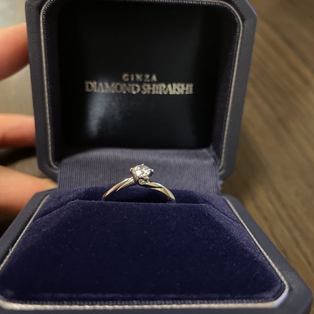 【銀座ダイヤモンドシライシの口コミ】 指輪の横から見たデザインが空に向かって育つ植物の様なデザインでとても…