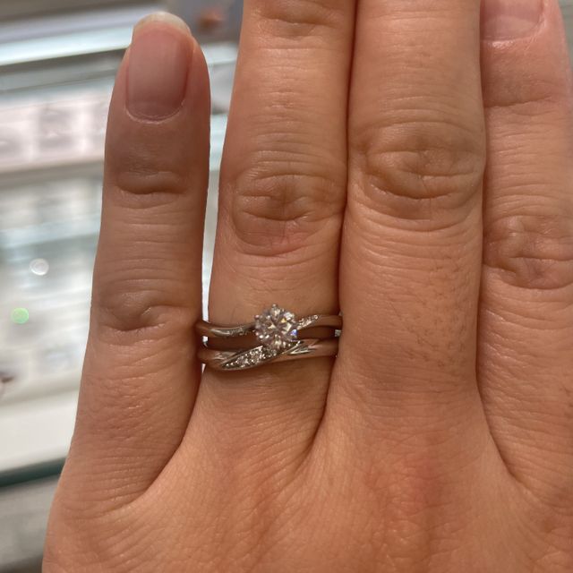 【アイプリモ(I-PRIMO)の口コミ】 婚約指輪を横から見た時に側面の小さなダイヤモンドがとても綺麗でいろん…