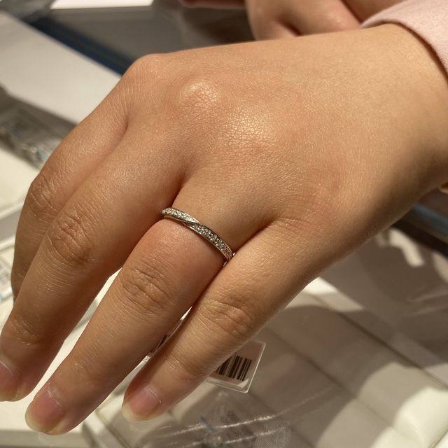 【銀座ダイヤモンドシライシの口コミ】 TPOに応じてダイヤとプラチナの向きを変えることができるハーフエタニティ…