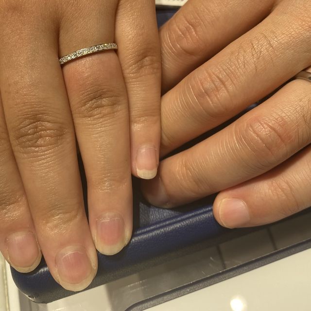 【銀座ダイヤモンドシライシの口コミ】 ハーフエタニティなので、TPOに合わせてプラチナ部分に変更できます。ダイ…