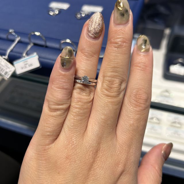 【銀座ダイヤモンドシライシの口コミ】 ダイヤモンドなの拘っている為、どの指輪ん選んでも、素晴らしい輝きがあ…