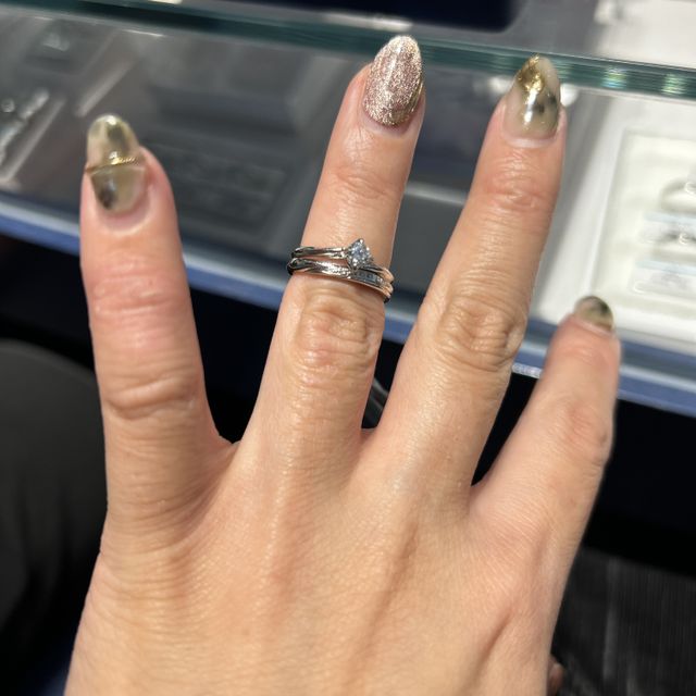 【銀座ダイヤモンドシライシの口コミ】 ダイヤモンドなの拘っている為、どの指輪ん選んでも、素晴らしい輝きがあ…