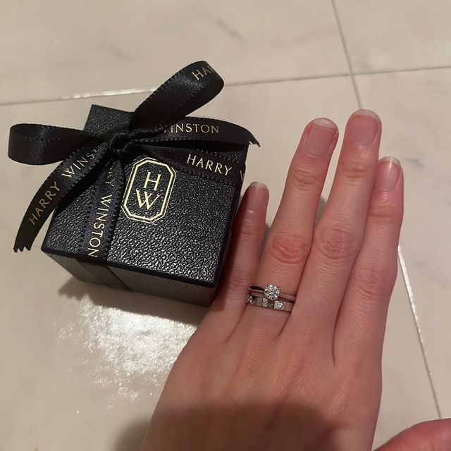 【ハリー・ウィンストン(Harry Winston)の口コミ】 ハリーウィンストンで婚約指輪が欲しいと思っていました。デザインは長く…