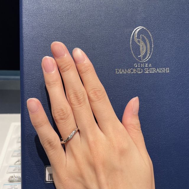【銀座ダイヤモンドシライシの口コミ】 まず、指輪のデザインを決めました。指の形的にウェーブが似合うと感じた…