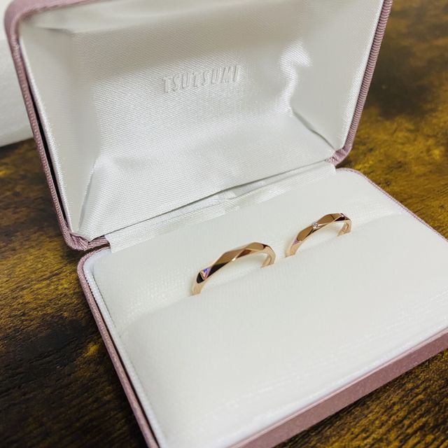 【ジュエリーツツミ(JEWELRY TSUTSUMI)の口コミ】 あまり見かけないピンクゴールドの色味が、夫婦共に色白な自分達の肌にし…