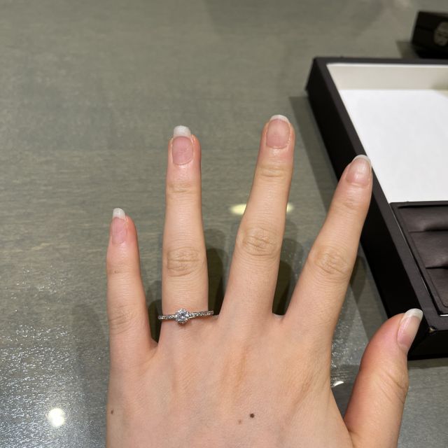 【アイプリモ(I-PRIMO)の口コミ】 とにかくキラキラでとてもゴージャスなリングでした。
ハーフエタニティに…