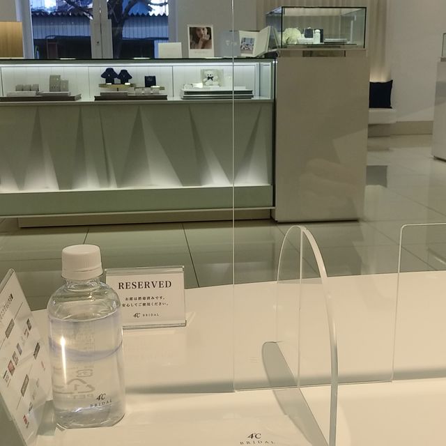 【4℃ BRIDAL(ヨンドシーブライダル)の口コミ】 プラチナで派手すぎないシンプルなデザインのものを探しており、つけ心地…