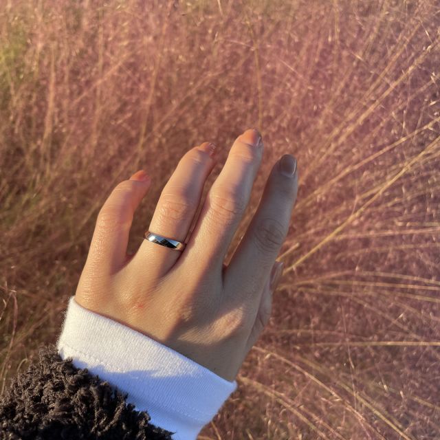 【ラザール ダイヤモンド(LAZARE DIAMOND)の口コミ】 ダイヤ無し、太めで重厚感のある点が気に入っています。
彼も全く同じデザ…