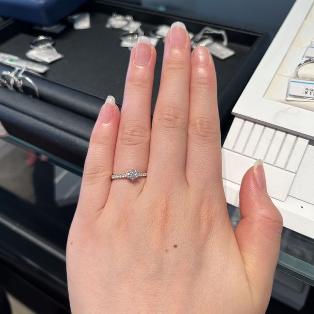 【銀座ダイヤモンドシライシの口コミ】 とてもキラキラで素敵なデザインだと感じました。
ストレートタイプになっ…