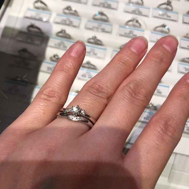 【銀座ダイヤモンドシライシの口コミ】 他店で似たデザインはあってもセットリングの間に隙間が空いていたりしま…