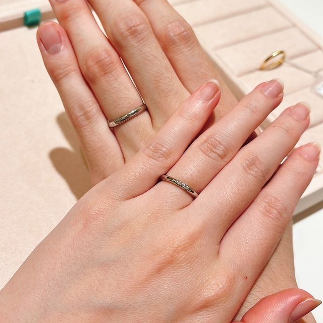 【アイプリモ(I-PRIMO)の口コミ】 婚約指輪とセットでつけた時を想像しました。
婚約指輪のダイヤモンドも輝…