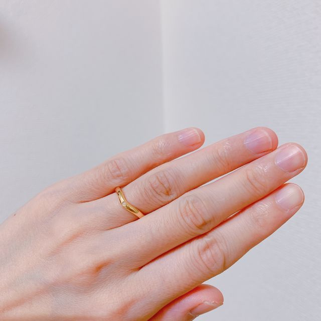 【ティファニー(Tiffany & Co.)の口コミ】 デザインはシンプル1粒ダイヤ、ピンクゴールドで肌馴染みがよい。ウェーブ…