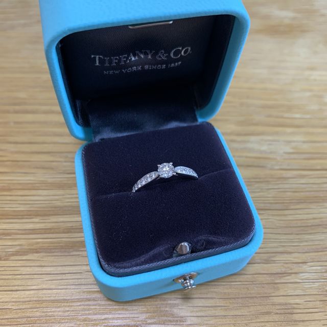 【ティファニー(Tiffany & Co.)の口コミ】 シンプルで華やか、ダイヤがいかに美しく見えるかで決めました。高爪じゃ…