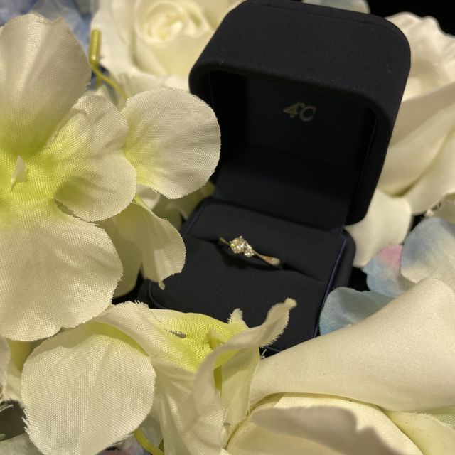 【4℃ BRIDAL(ヨンドシーブライダル)の口コミ】 デザインがシンプルで可愛く、付け心地も良かった。
結婚指輪と重ね付けし…