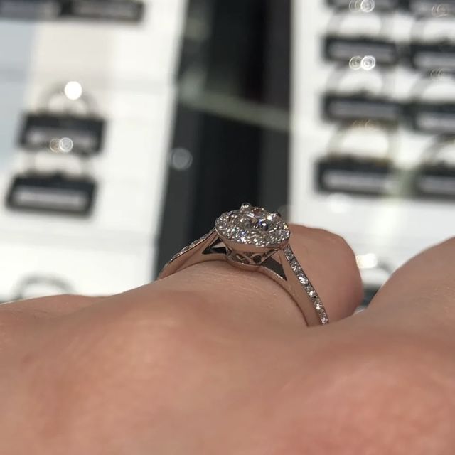 【ラザール ダイヤモンド(LAZARE DIAMOND)の口コミ】 ルースが丸、取り巻き、ハーフエタニティ、アフターサービス、輪っか部分…