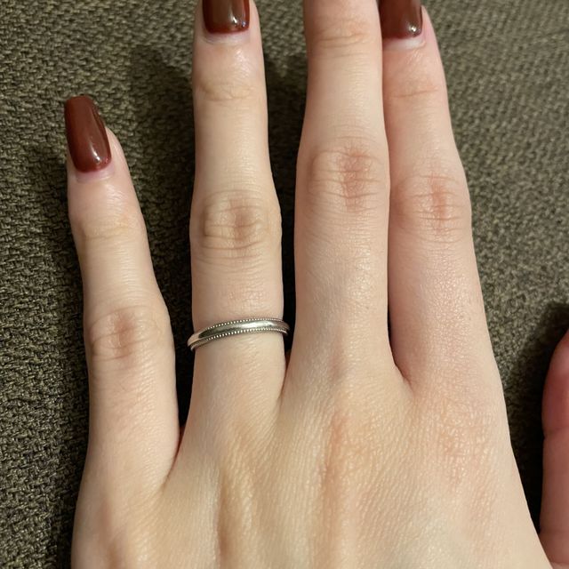 【アイプリモ(I-PRIMO)の口コミ】 婚約指輪と重ね付けすることが多いから少し隙間が空くように、とにかく長…