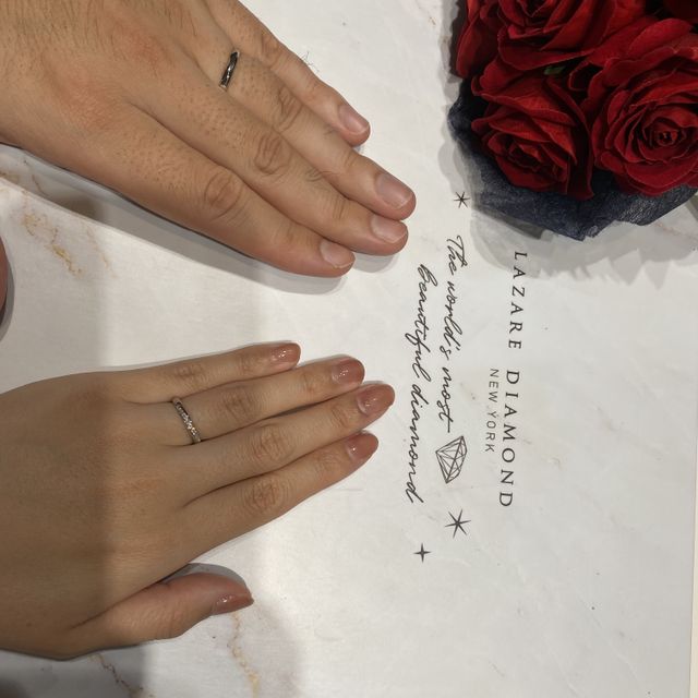 【ラザール ダイヤモンド(LAZARE DIAMOND)の口コミ】 ストレートラインでダイヤが入っている、シンプル過ぎない所が気に入りま…