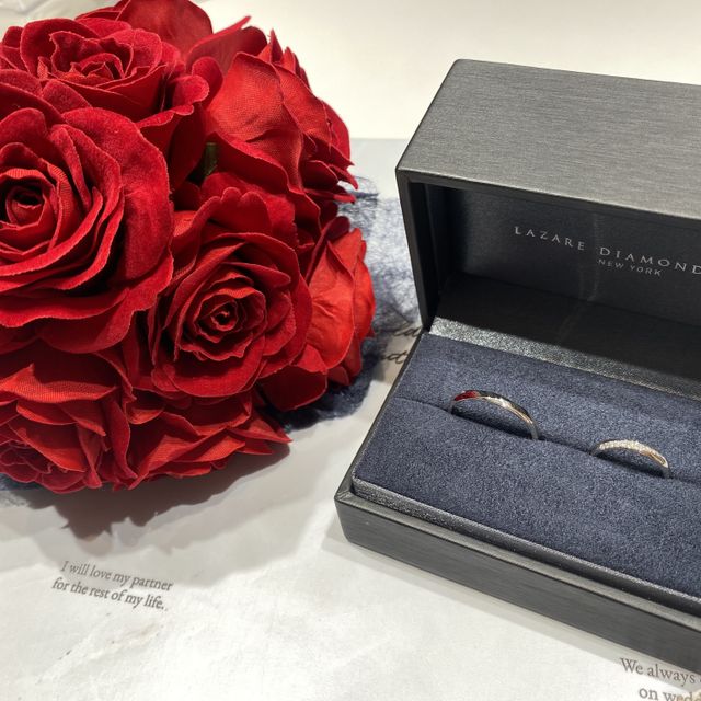 【ラザール ダイヤモンド(LAZARE DIAMOND)の口コミ】 ストレートラインでダイヤが入っている、シンプル過ぎない所が気に入りま…