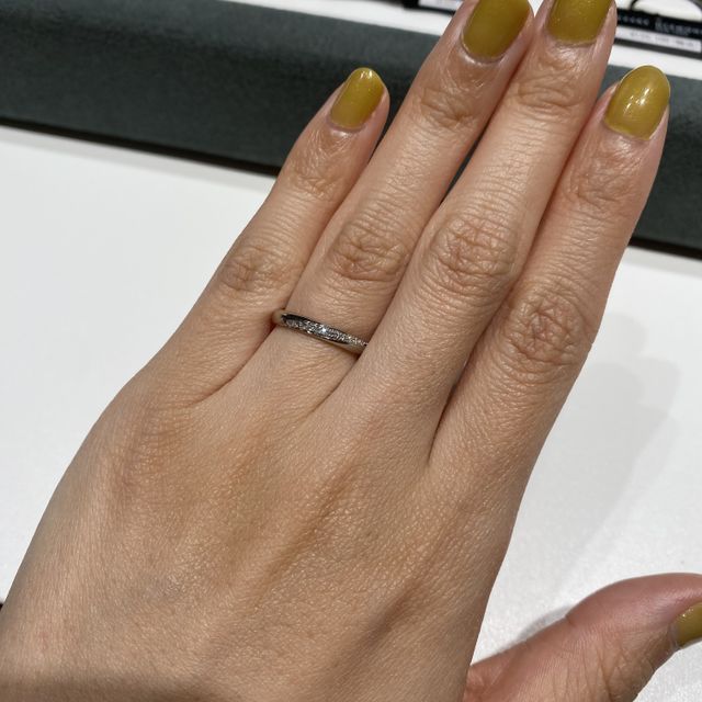 【ラザール ダイヤモンド(LAZARE DIAMOND)の口コミ】 ストレートラインでダイヤが入っている、シンプル過ぎない所が気に入りま…