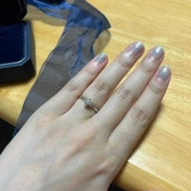 【銀座ダイヤモンドシライシの口コミ】 ダイヤモンドが綺麗に見えるシンプルなデザインを選びました。
指輪がちょ…