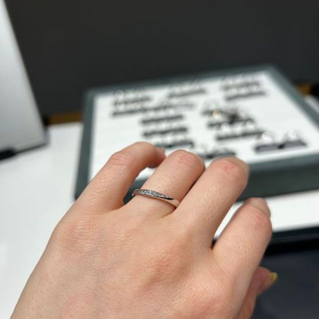 【ラザール ダイヤモンド(LAZARE DIAMOND)の口コミ】 シャエという描かれた2本のラインを強調する指輪がとても気に入りました。…