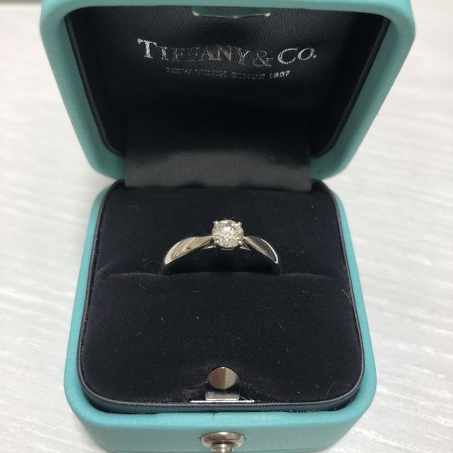 【ティファニー(Tiffany & Co.)の口コミ】 指輪のデザインは可愛くて一粒ダイヤが良かったためです。
つけたときの違…