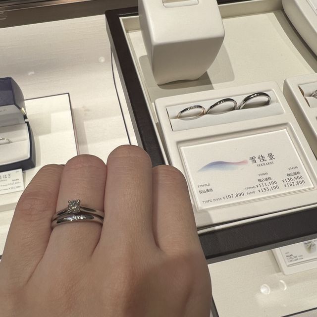 【俄(にわか)の口コミ】 雪佳景の結婚指輪を試着しました。
シンプルですが少し動きもあります。
…