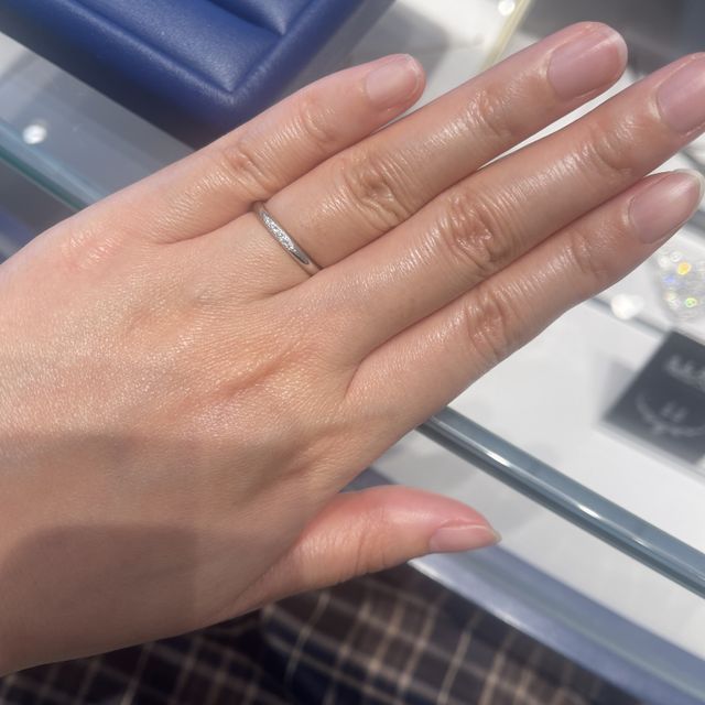 【銀座ダイヤモンドシライシの口コミ】 このデザインは自分では絶対に選ばないようなデザインだったのですが、ス…