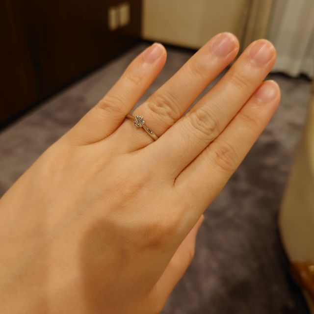 【銀座ダイヤモンドシライシの口コミ】 ソリティアの王道なデザインに憧れていたので、リングはシンプルで、ダイ…