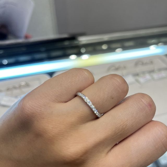 【WATANABE / 卸商社直営　渡辺の口コミ】 ハーフエタニティの様な感じで見えている部分がほぼダイヤで囲われてます…