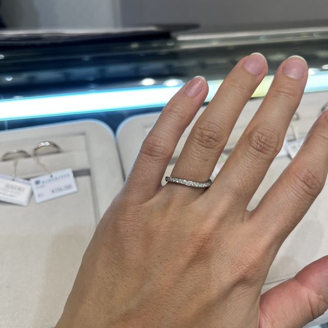 【WATANABE / 卸商社直営　渡辺の口コミ】 ハーフエタニティの様な感じで見えている部分がほぼダイヤで囲われてます…