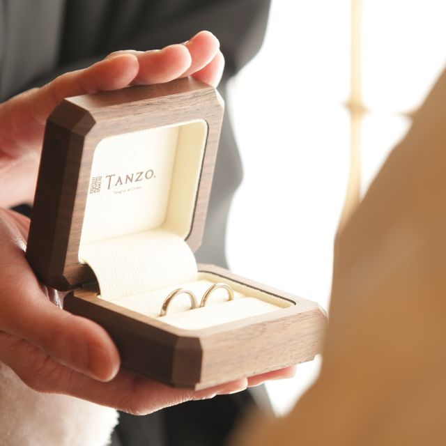 【TANZO.(鍛造指輪)の口コミ】 デザインを自分たちでフルオーダーで決めれるころがよかった。
シンプルな…