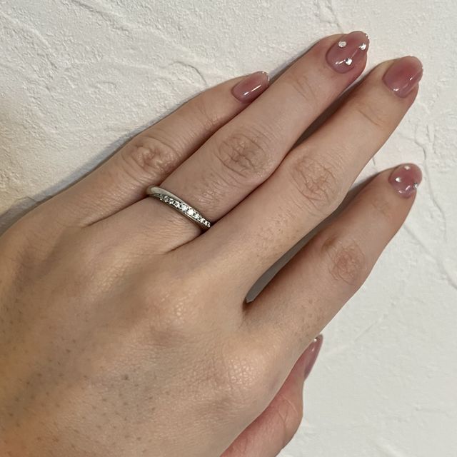 【ラザール ダイヤモンド(LAZARE DIAMOND)の口コミ】 ストレートラインでありつつも、流れるようにダイヤモンドが散りばめられ…