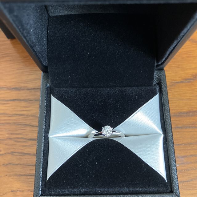 【エクセルコダイヤモンド(EXELCO DIAMOND)の口コミ】 シンプルかつ上品で、日常的にもつけやすいのかなとおもったから。彼女が…