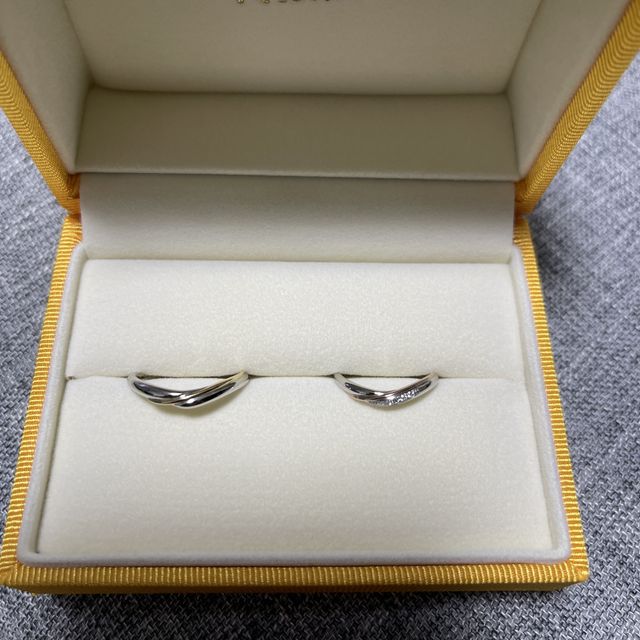 【ケイウノ ブライダル(K.UNO BRIDAL)の口コミ】 水かきの深めな自分の手にあったウェーブ型の指輪は着け心地も良くすぐに…