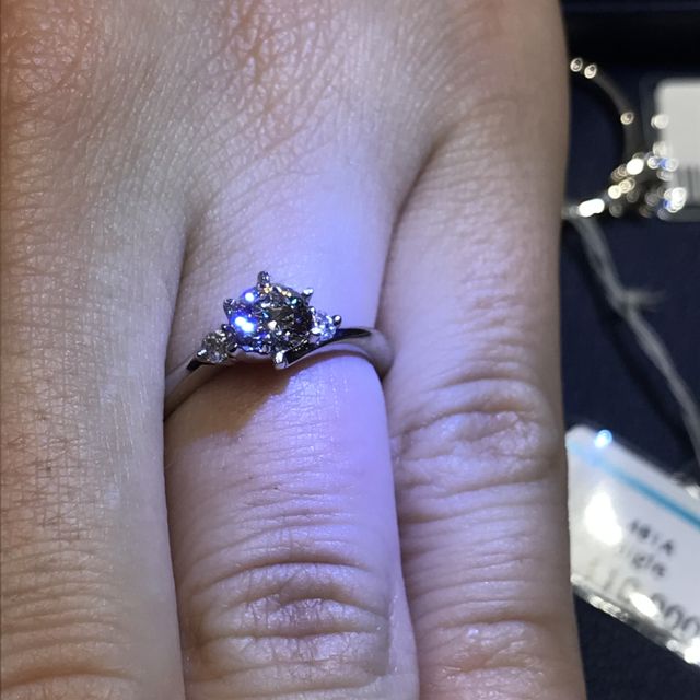 【銀座ダイヤモンドシライシの口コミ】 いくつか試着した中で一番気に入ったデザインであったこと、店員さんが一…