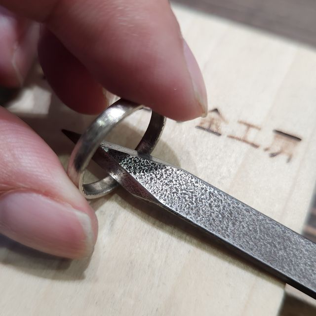 【鎌倉彫金工房の口コミ】 結婚指輪は普段からずっと着けるつもりでしたので極力シンプルなデザイン…