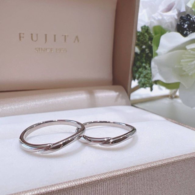 【BELETHE(ベルテ)の口コミ】 はじめは2人でシンプルで細めのデザインの指輪を
探していてこの指輪を見…