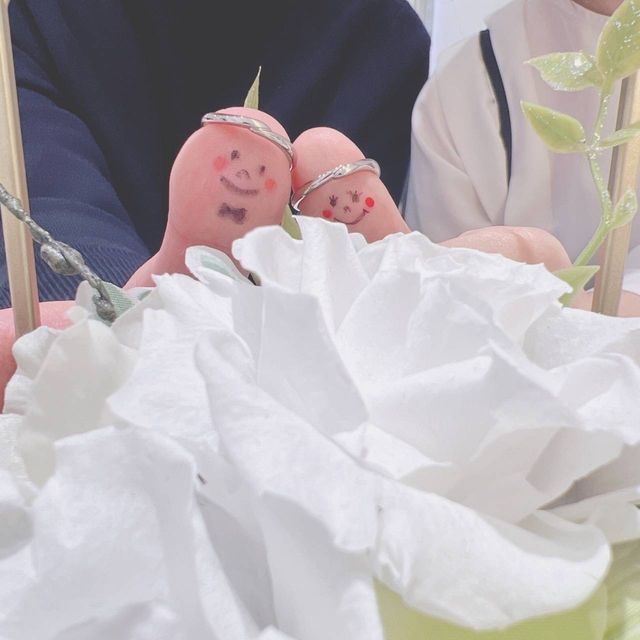 【BELETHE(ベルテ)の口コミ】 はじめは2人でシンプルで細めのデザインの指輪を
探していてこの指輪を見…