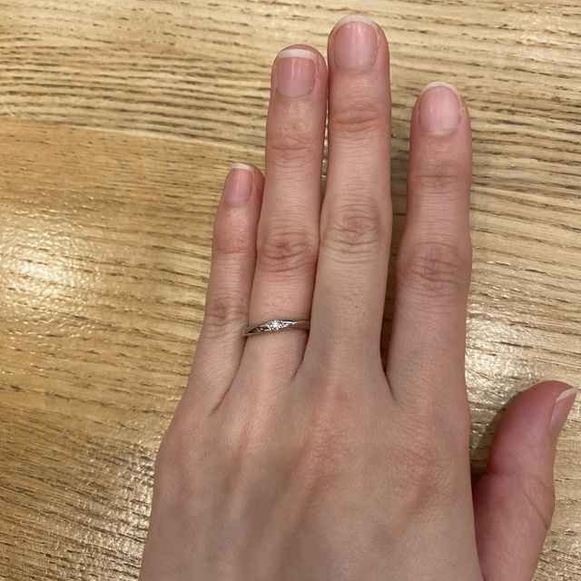 【4℃ BRIDAL(ヨンドシーブライダル)の口コミ】 ワンポイントにダイヤが入っているシンプルなデザインです。
内側にはイニ…