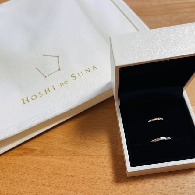 【HOSHI no SUNA 星の砂(ほしのすな)の口コミ】 デザインが気に入りました。プラチナベースに、ゴールドで流れるようなデ…