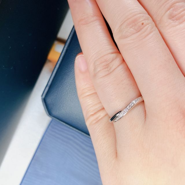【銀座ダイヤモンドシライシの口コミ】 指輪のデザインはとても可愛く、
着け心地もよかったです。
ツルッとして…