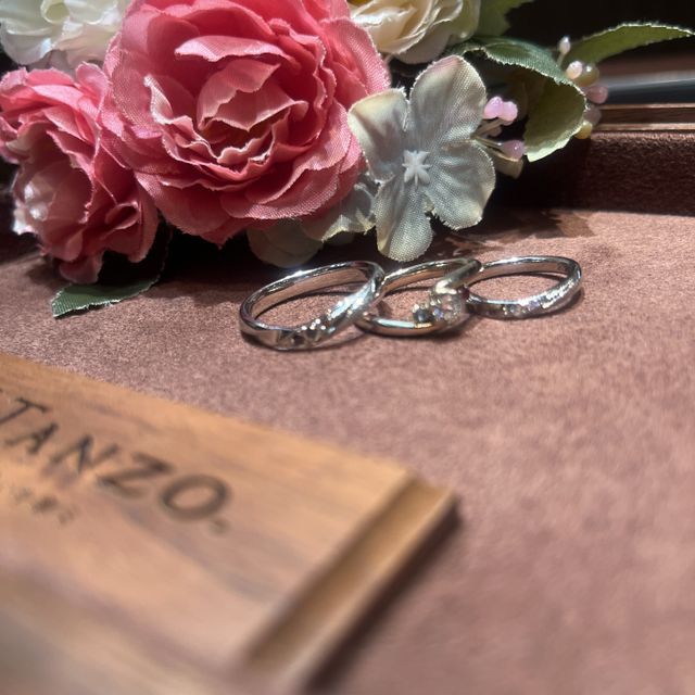 【TANZO.(鍛造指輪)の口コミ】 婚約指輪にはお互いの誕生石をダイヤを包む形で入れて、3つの宝石が綺麗に…