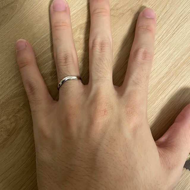【BONDS(ボンズ)の口コミ】 仕事でも使えるようなシンプルな指輪のデザインを探していました。妻の手…
