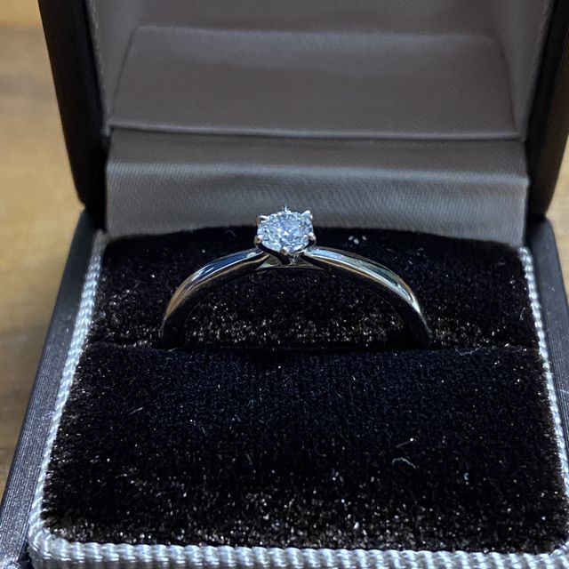 【アイプリモ(I-PRIMO)の口コミ】 デザインとしてはシンプルなものを探しました。
ダイヤの大きさなどは予算…