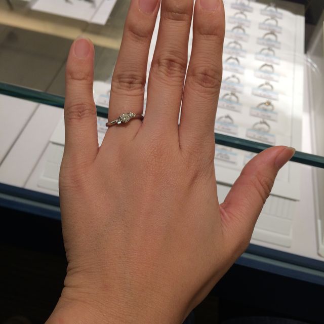 【銀座ダイヤモンドシライシの口コミ】 名前の通り、プロポーズ用のため、調節可能な台座にダイヤモンドが乗って…